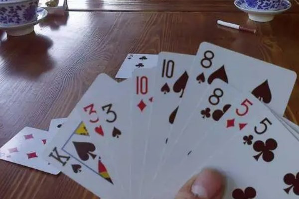 打扑克牌的剧烈运动全过程