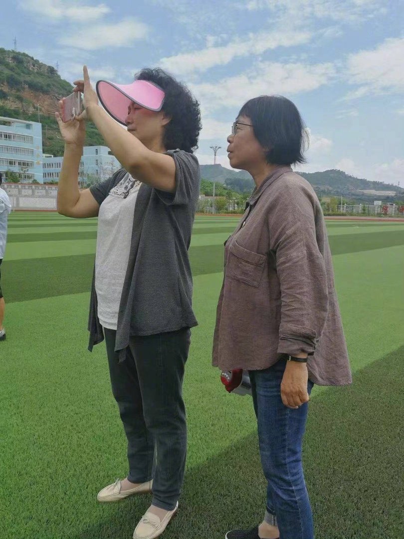 张桂梅老师肩靠演《江姐》的孙少兰老师肩上，她们的身上有何共性？