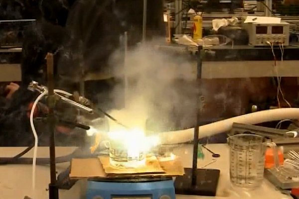 铯与水反应现象