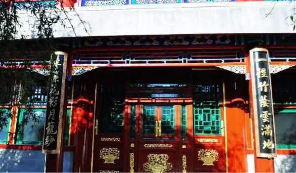 一径竹阴云满地   半帘花影月笼纱，这副对联什么意思？