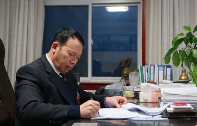 央视评艺人必须知荣辱，作为公众人物是否该做好一切表率？