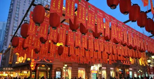 一只雀飞上桌捏尾巴跳下河是什么