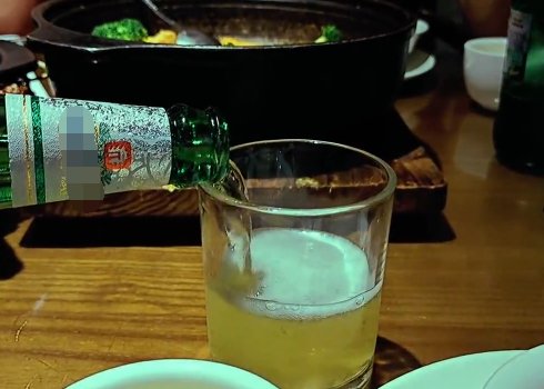 何来人间一惊鸿,只是世间一俗人。枉有一杯醉人酒,却解不了半点俗世愁。啥意思？