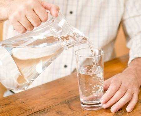 如何用医学的角度解释多喝热水的好处呢？喝热水有什么讲究呢？