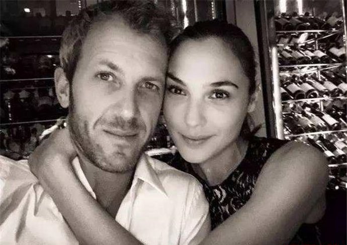 神奇女侠盖尔加朵怀孕，结婚13年喜迎第3胎，她的丈夫有何背景？