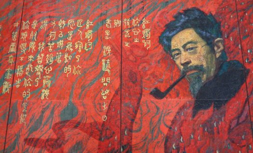 在《闻一多先生的说和做》中，