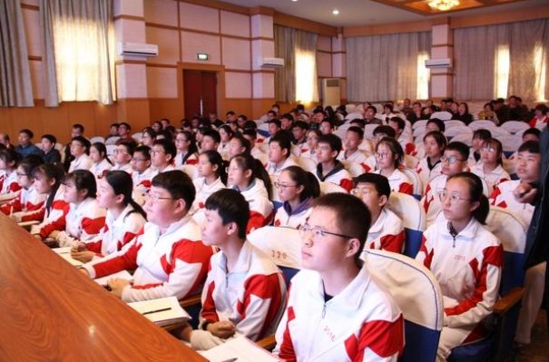 白吃干饭猜生肖