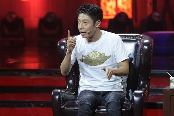 央视主持人现场睡着了？撒贝宁竟然在央视主持现场睡着了！扣工资吗？