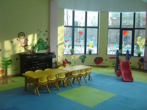 幼儿园男孩扶女生睡觉，这是家教良好的表现吗？