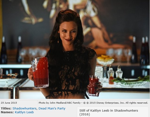 谁知道暗影猎人第一季里边女吸血鬼是谁演的?就是那个咬了西蒙的女吸血鬼?