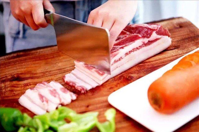 湖南53岁大叔杀年猪后住进ICU，这位大叔感染了什么病？