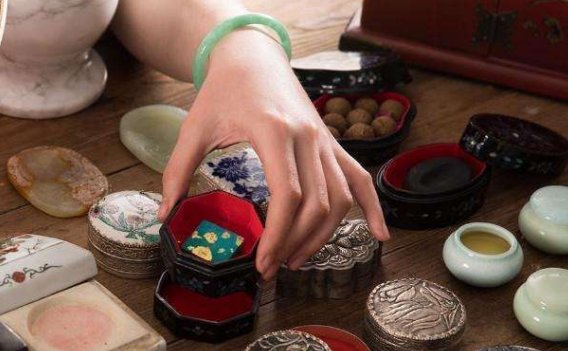 古代女性化妆用的胭脂，是得名于地名还是植物名？