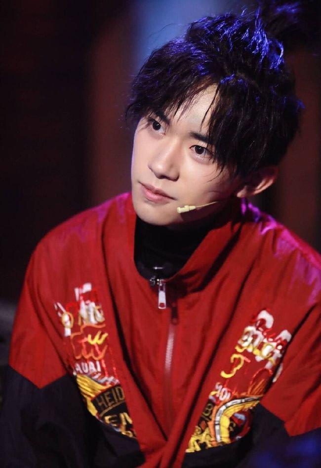 易烊千玺坐公交一次都没被认出来，为何辨识度如此低？