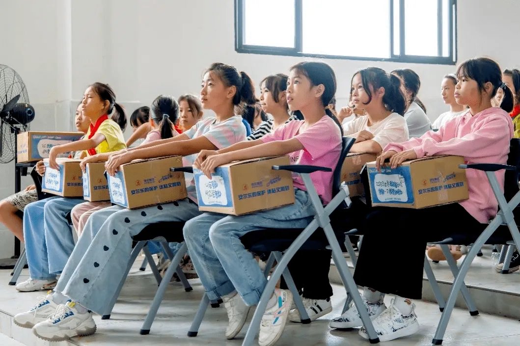 滇西北支教团40多名老师带着六千片卫生巾上大山，如何看这暖心的行为？