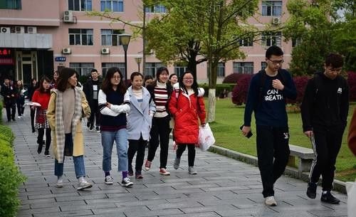 河南信阳学院有一个班43人，全是女生没有男生，什么专业男生比较少？