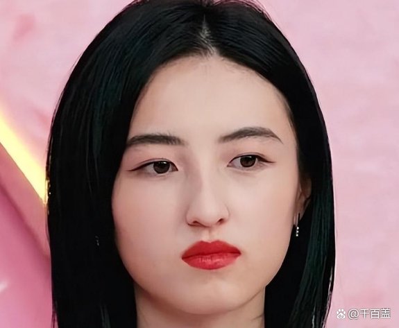 张子枫浓妆直播引争议,“大红唇”遭群嘲,网友:21岁不该如此,你咋看?