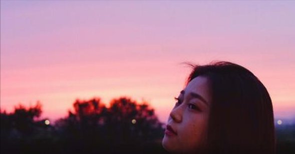 有句歌词是“他让你红了眼眶 你却还是笑着原谅”请问是什么歌？