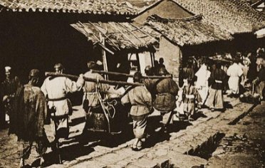 陕西小伙结婚前母亲去世，他把葬礼和婚礼一起举办，这合习俗吗？