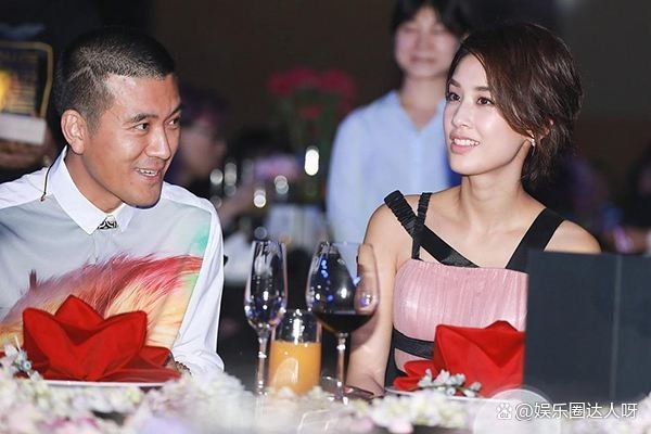 杨子说母亲赚了公司第一笔钱，他母亲就是个传奇人物，她母亲经历了什么？