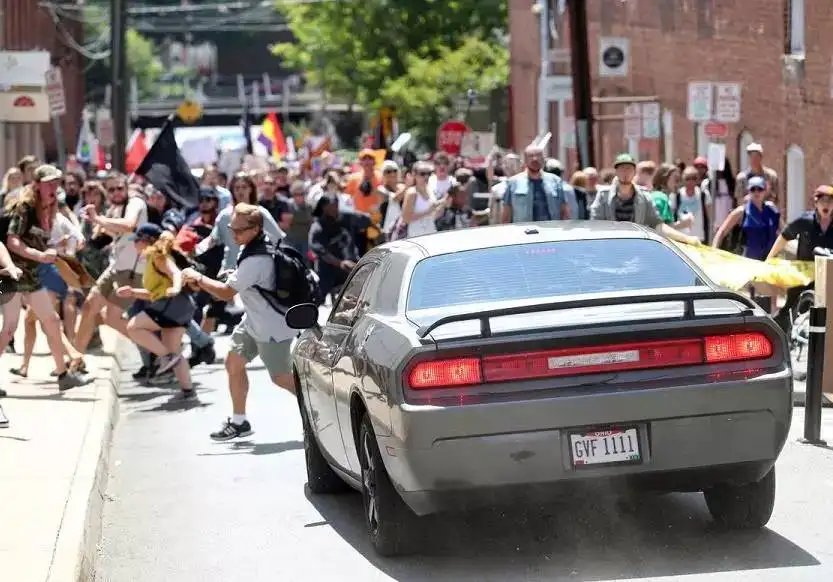 美国宾夕法尼亚州一汽车撞向人群，造成1人死亡17人受伤，发生原因是啥？