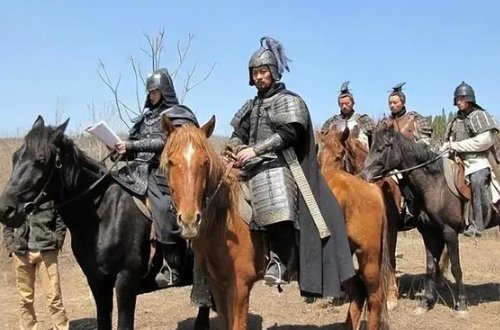 按兵不动的意思是