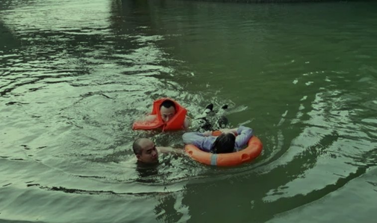 江苏苏州63岁患胃癌老伯跳河救起落水女孩，你如何评价老伯的行为？