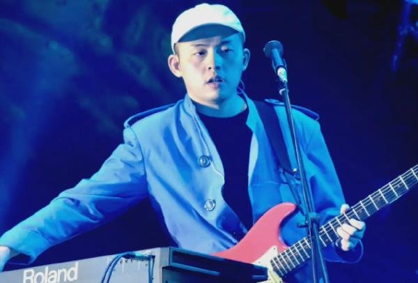 周迅男友卓越转发歌曲为其庆生，他是何身份？