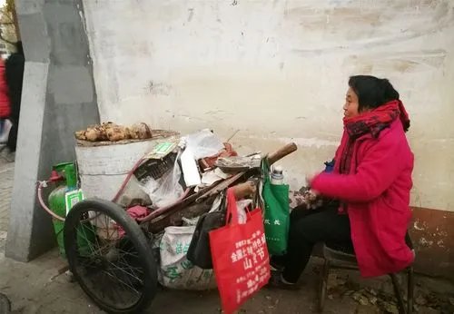 山东临沂一位父亲烤地瓜帮儿子还二套房贷,从此事中体现出了什么?