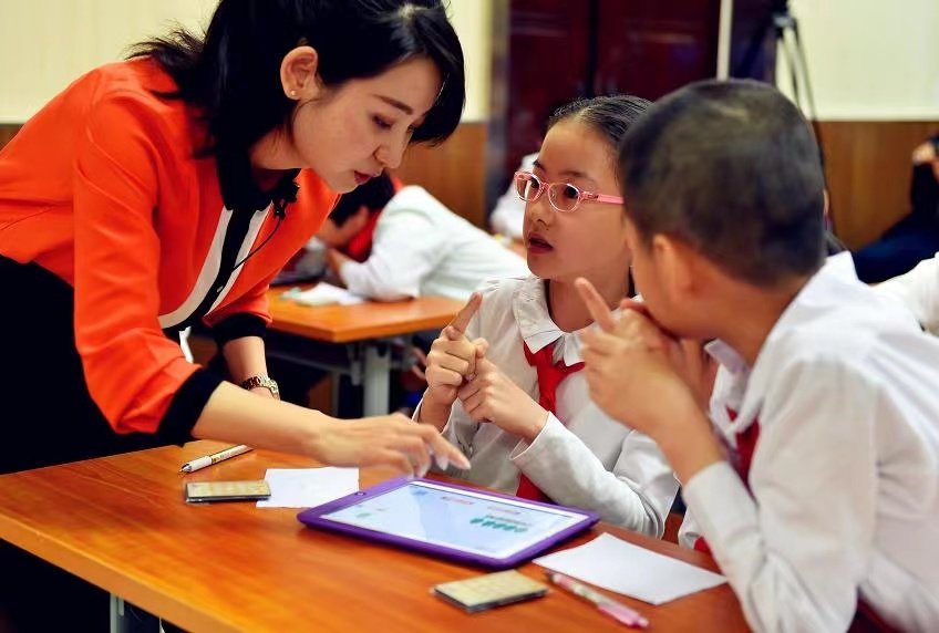 老教师总让我帮她带自习和批改作业怎么办？