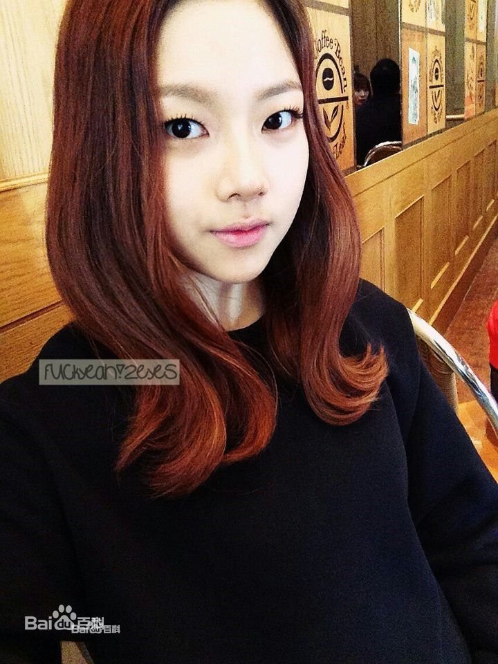 exo里的吴世勋高中有一个同年级的女同学她是歌手帮我找一下她的名字谢谢