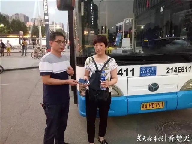 郑州一女子坐公交车大意丢失包，包里物品价值上百万，究竟是谁拿走的？