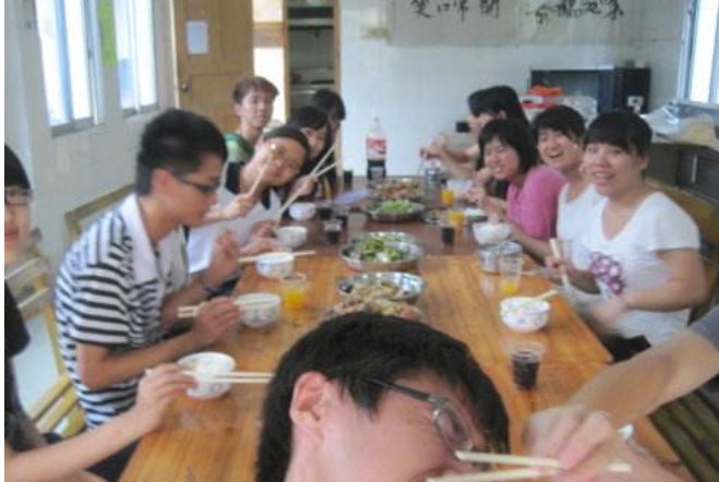 碰见吃饭时抢菜抢肉的朋友，你该怎么办？