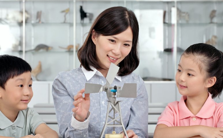 家庭教育要符合孩子的成长规律,掌握和尊重孩子的天性,把孩子的什么发展需要作