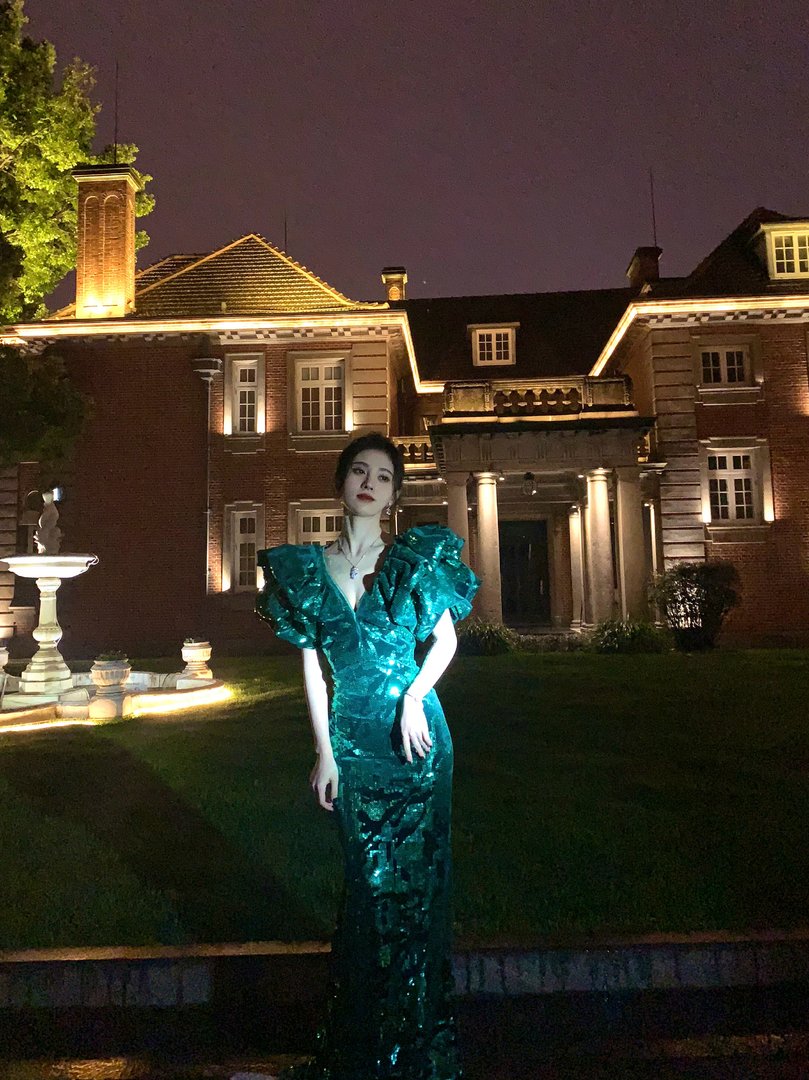 鞠婧祎的腰是真实存在的吗，她的腰细吗？