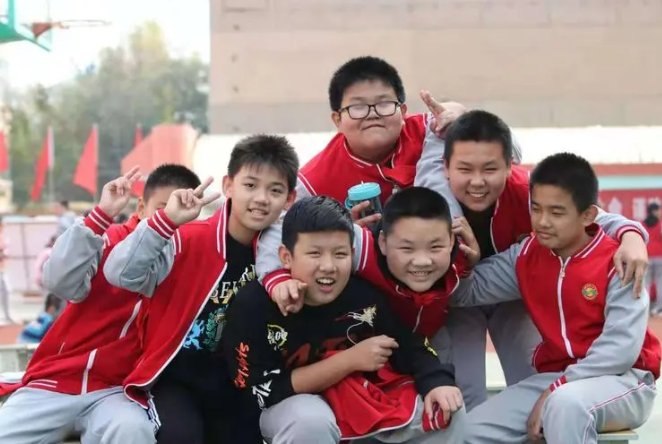 用欢声笑语满校园写一段话