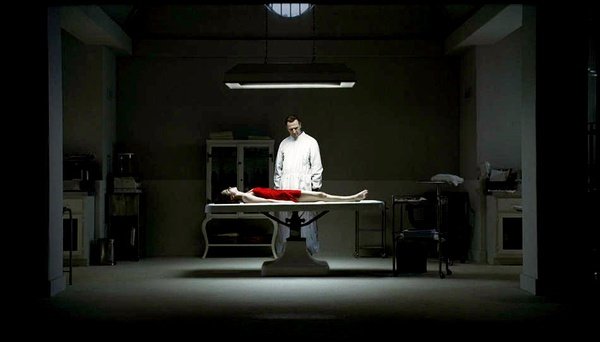 一部外国电影，女主回到过去找到了她的母亲，男主是黑道人，给自己老大送了一个人妖