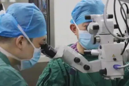 安徽女子做近视激光手术后右眼视力0.1，这是怎么回事