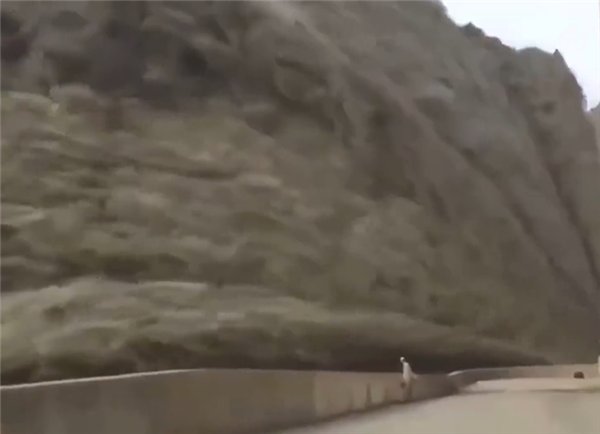 太震撼！巴基斯坦石坝开闸泄洪似电影特效，下游居民需要注意什么？