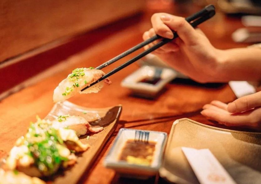 吃饭的时候男人给女人夹菜代表什么？