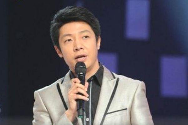 央视主持人现场睡着了？撒贝宁竟然在央视主持现场睡着了！扣工资吗？