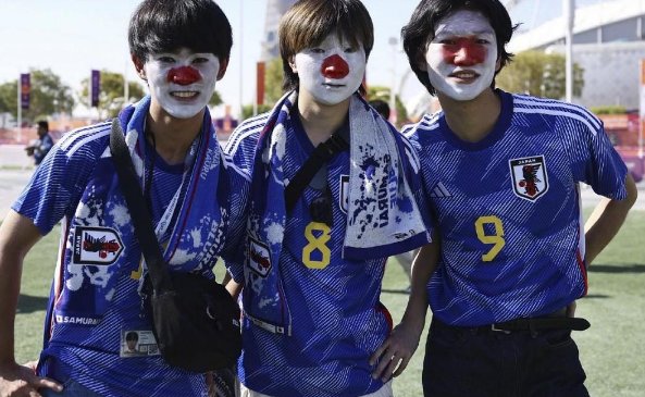 日本球迷举牌感谢老板批假看球，日本国内的足球氛围如何？