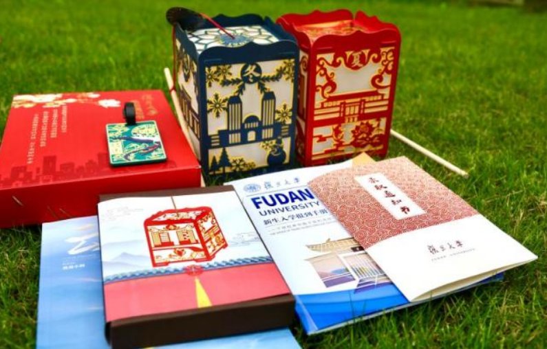 复旦的录取通知书中，竟有一盏灯，这盏灯的寓意是什么？