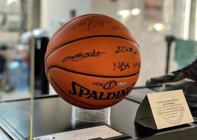 瓦妮莎买回被拍卖的科比藏品后，瓦妮莎是何心情？