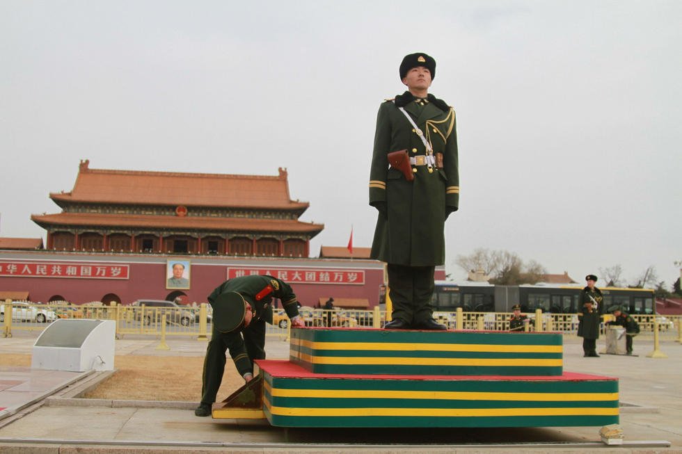 哈尔滨武警借用店家厕所后拖地进行感谢,从武警的举动中体现出了什么?