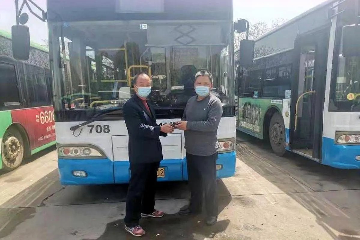 郑州一女子坐公交车大意丢失包，包里物品价值上百万，究竟是谁拿走的？