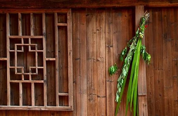 请问艾草要挂在门左上方还是右上方