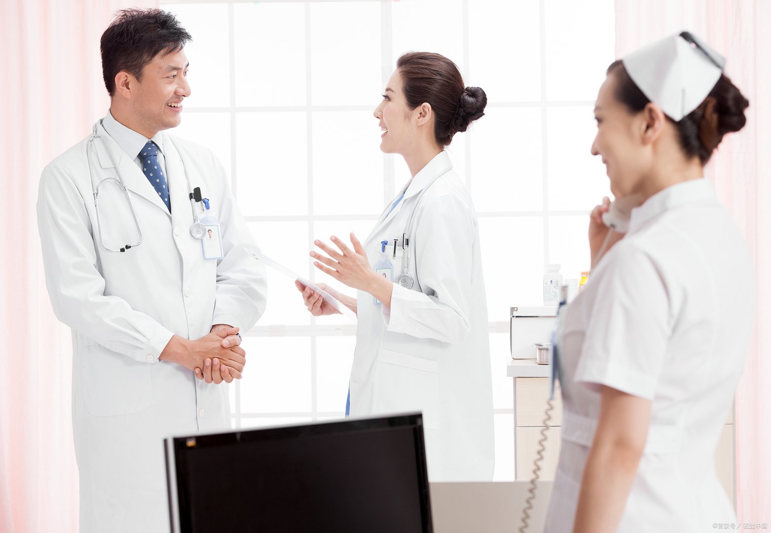 上海“大白队伍”下雨天走出上朝气势,“大白们”在风雨中有多努力?