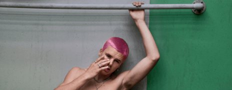 贝克汉姆17岁小儿子首登封面！粉色头发吸睛，大秀6块腹肌，你怎么看呢？