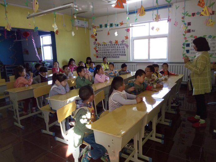 描写上课时安静的句子？