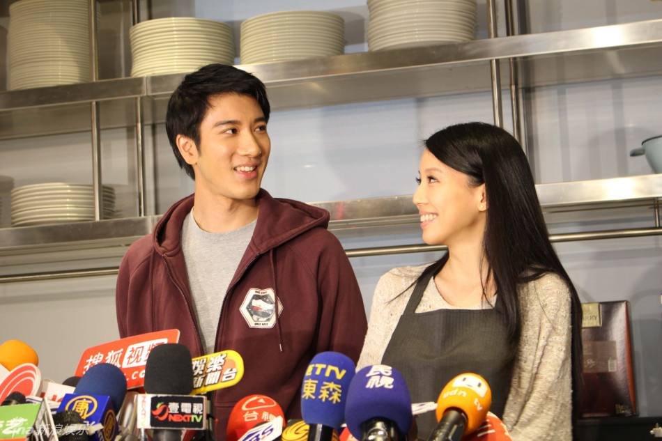 李靓蕾家境富有为何会选择“花花公子”王力宏？